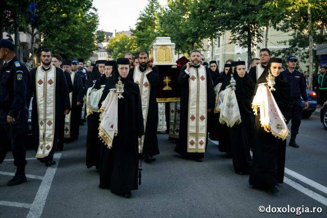 (Foto) Pe urmele unui Pelerin - în procesiune cu moaștele Moșului Gheorghe Lazăr 