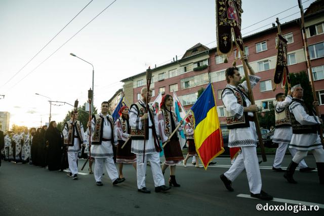 (Foto) Pe urmele unui Pelerin - în procesiune cu moaștele Moșului Gheorghe Lazăr 