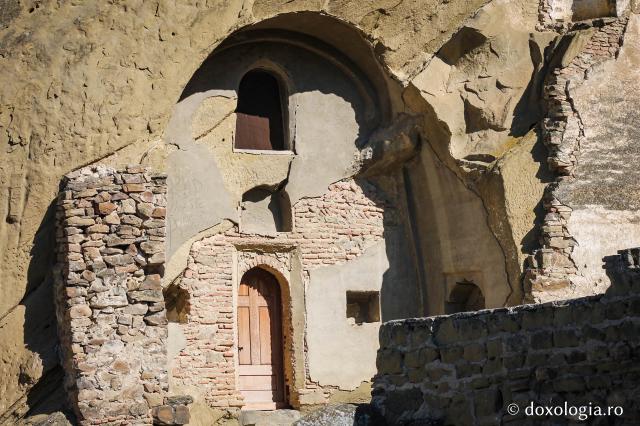(Foto) 19 mănăstiri medievale și 5000 de chilii – Complexul monahal Sfântul David din Gareji, Georgia