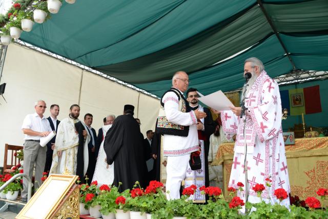 (Foto) Biserică în stil maramureșean, sfințită de doi ierarhi la Dancaș