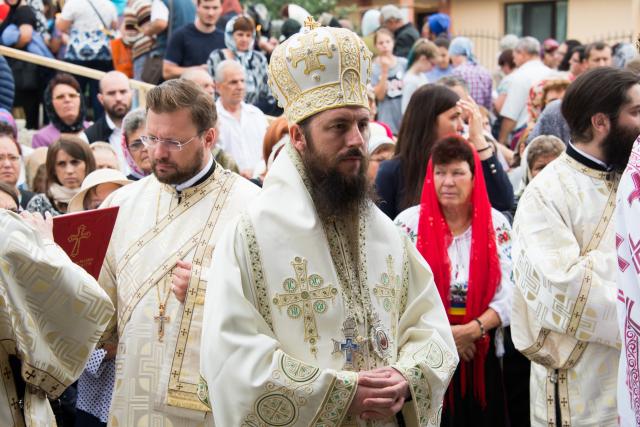 (Foto) Biserică în stil maramureșean, sfințită de doi ierarhi la Dancaș