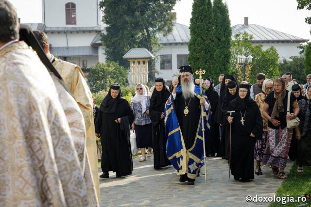 (Foto) A doua zi de hram la Mănăstirea Văratec - Liturghie arhierească în cinstea Sfântului Iosif