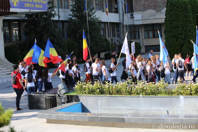 (Foto) Ateliere de comunicare și Marşul Tineretului la Întâlnirea Tinerilor Ortodocși din Vaslui