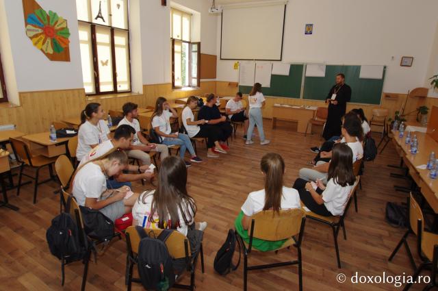 (Foto) Ateliere de comunicare și Marşul Tineretului la Întâlnirea Tinerilor Ortodocși din Vaslui