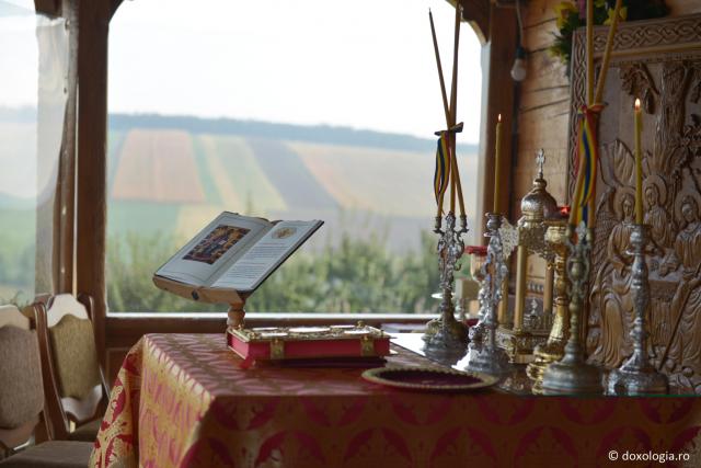 (Foto) Slujbă arhierească de hramul Mănăstirii Lebăda - Înălțarea Sfintei Cruci