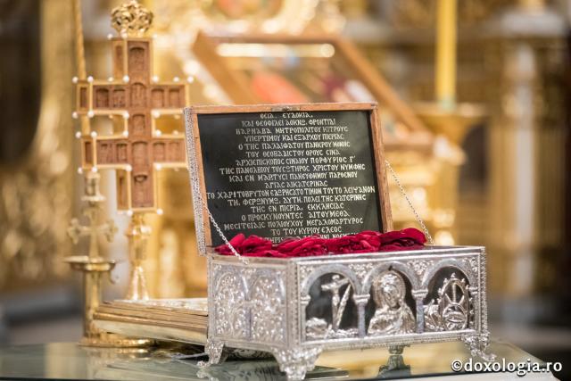 (Foto) Moaştele Sfintei Mari Mucenițe Ecaterina, aduse la Iaşi cu prilejul hramului Sfintei Cuvioase Parascheva