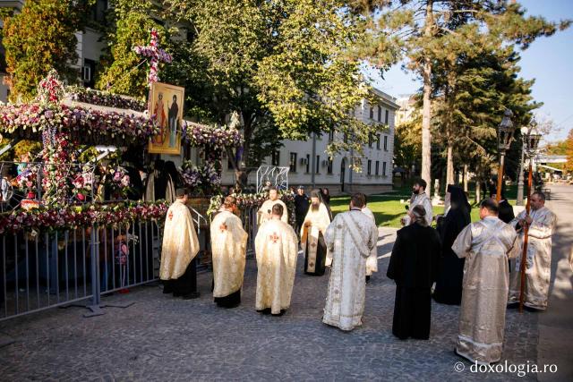 (Foto) Moaștele Sfintei Parascheva au fost așezate în Catedrala Mitropolitană din Iași