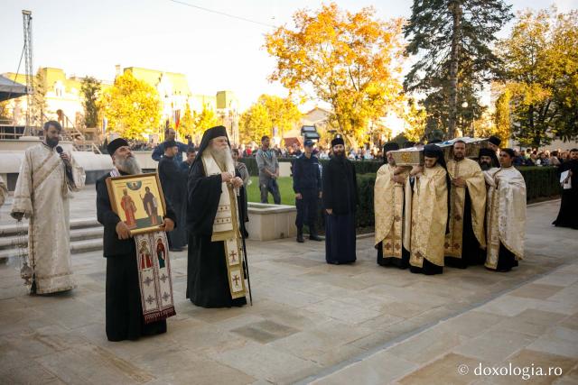 (Foto) Moaștele Sfintei Parascheva au fost așezate în Catedrala Mitropolitană din Iași