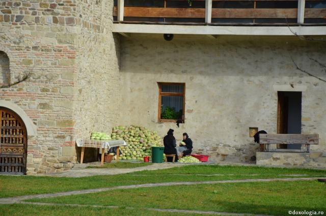 (Foto) Sfârșit de octombrie la Mănăstirea Sucevița