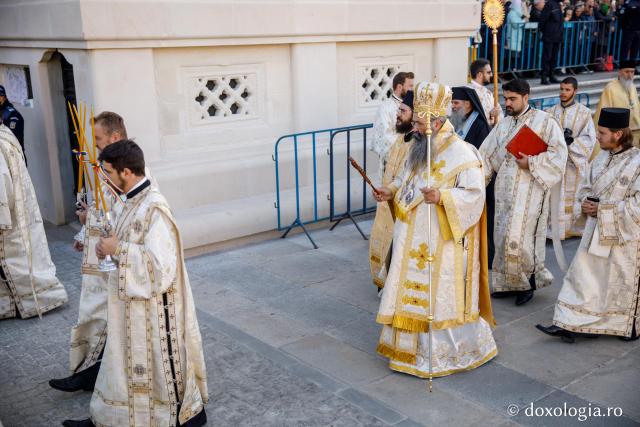 (Foto) Închinarea soborului de ierarhi slujitori la Sfânta Liturghie a hramului Sfintei Parascheva