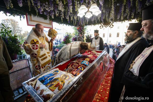 (Foto) Închinarea soborului de ierarhi slujitori la Sfânta Liturghie a hramului Sfintei Parascheva