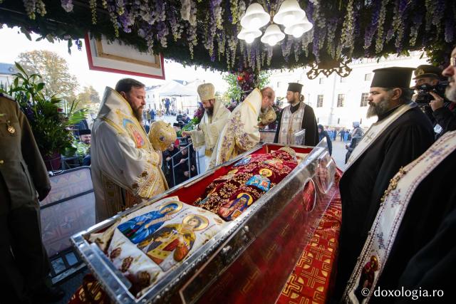 (Foto) Închinarea soborului de ierarhi slujitori la Sfânta Liturghie a hramului Sfintei Parascheva