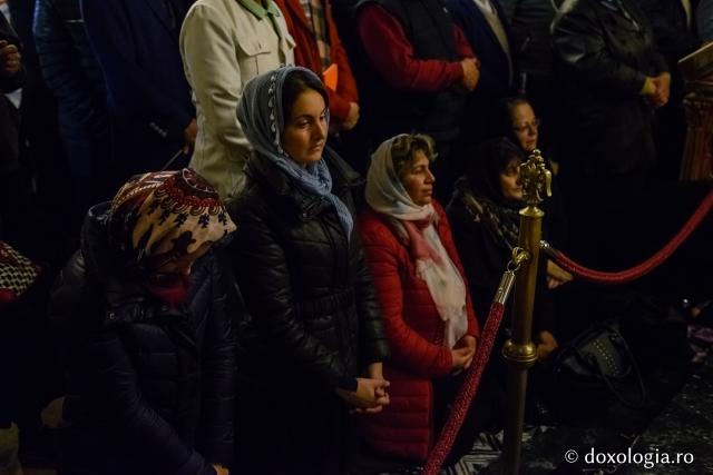 (Foto) Procesiunea scoaterii spre închinare a moaștelor Sfintei Cuvioase Parascheva, 2018