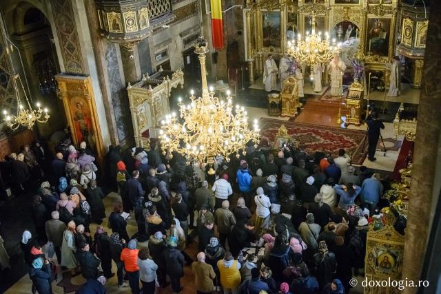 (Foto) Procesiunea scoaterii spre închinare a moaștelor Sfintei Cuvioase Parascheva, 2018