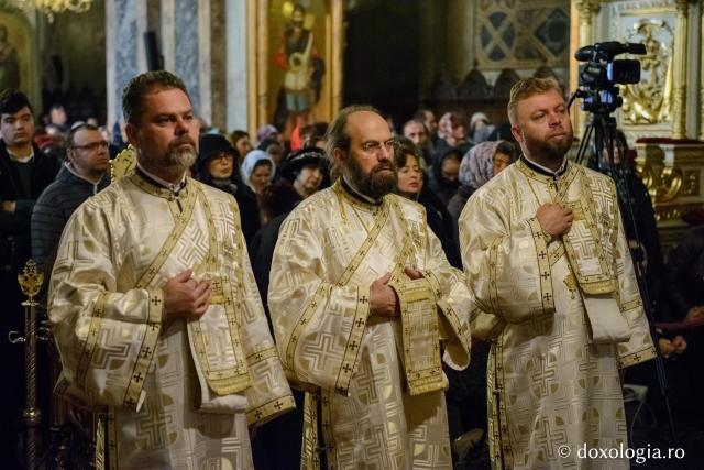 (Foto) Procesiunea scoaterii spre închinare a moaștelor Sfintei Cuvioase Parascheva, 2018