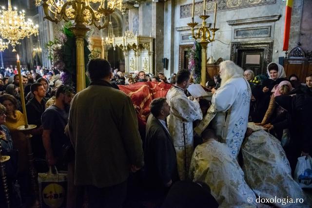 (Foto) Procesiunea scoaterii spre închinare a moaștelor Sfintei Cuvioase Parascheva, 2018