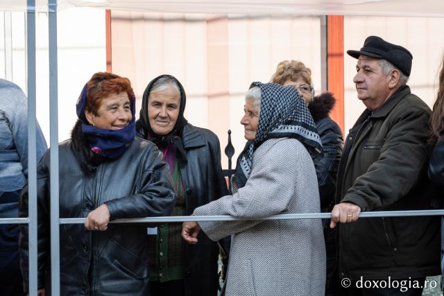 (Foto) Primii pelerini s-au întâlnit în rugăciune cu Sfânta Cuvioasă Parascheva