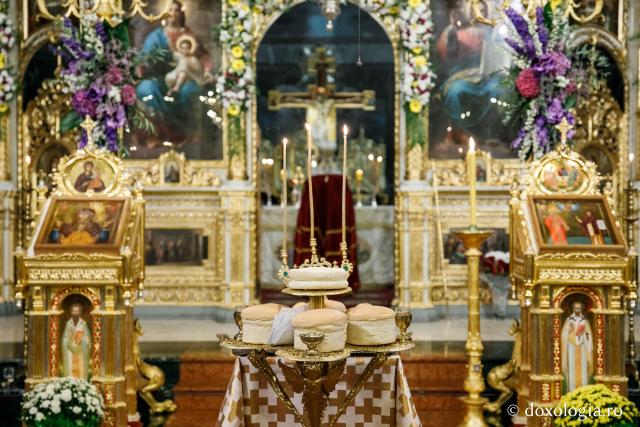 (Foto) Slujba de priveghere a Sfintei Cuvioase Parascheva la Catedrala din Iaşi – 2018