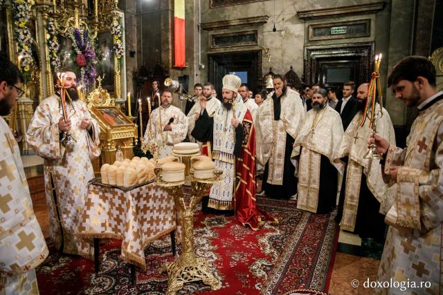 (Foto) Slujba de priveghere a Sfintei Cuvioase Parascheva la Catedrala din Iaşi – 2018