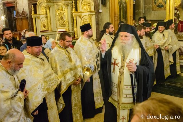 (Foto) Procesiunea scoaterii spre închinare a moaștelor Sfintei Cuvioase Parascheva, 2018