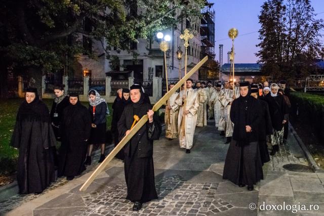 (Foto) Procesiunea scoaterii spre închinare a moaștelor Sfintei Cuvioase Parascheva, 2018