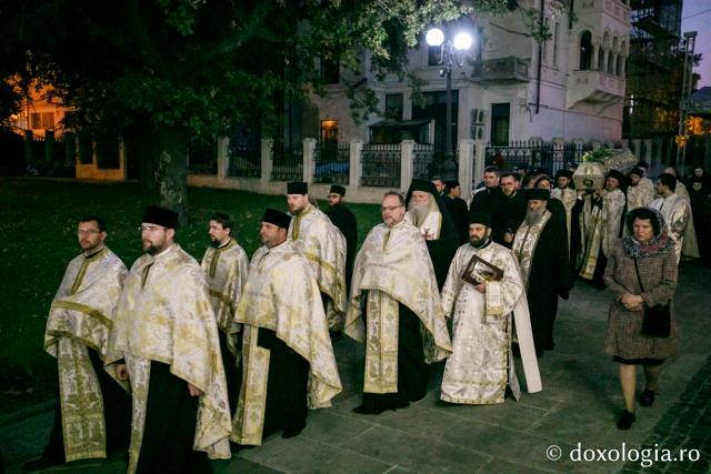 (Foto) Procesiunea scoaterii spre închinare a moaștelor Sfintei Cuvioase Parascheva, 2018