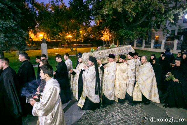 (Foto) Procesiunea scoaterii spre închinare a moaștelor Sfintei Cuvioase Parascheva, 2018