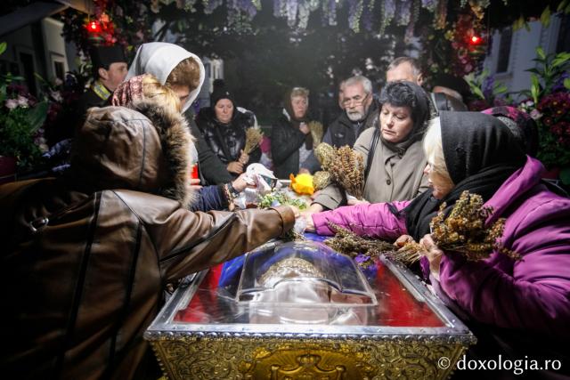 (Foto) Procesiunea scoaterii spre închinare a moaștelor Sfintei Cuvioase Parascheva, 2018