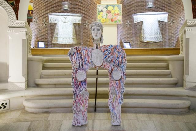 (Foto) Expoziția de sculptură și pictură „Popas centenar în Grădina cu Îngeri” – autor: Silvia Radu