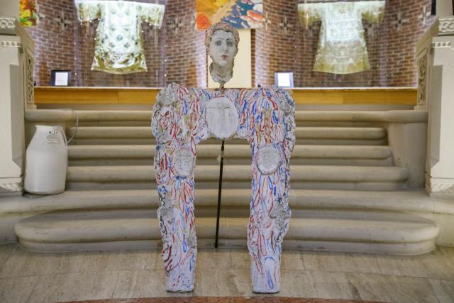 (Foto) Expoziția de sculptură și pictură „Popas centenar în Grădina cu Îngeri” – autor: Silvia Radu
