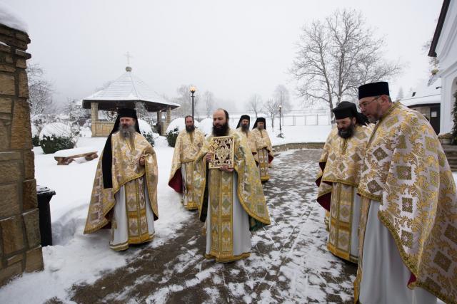 (Foto) Hram la Schitul Vovidenia al Mănăstirii Neamț: IPS Mitropolit Teofan a săvârșit Sfânta Liturghie