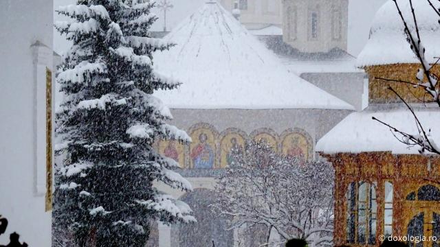 (Foto) Început de iarnă la Mănăstirea Sihăstria