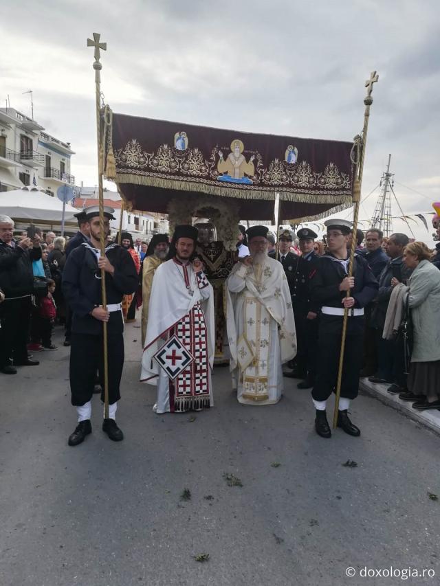 (Foto) Procesiune cu moaștele Sfântului Ierarh Nectarie în Insula Eghina – 9 noiembrie 2018