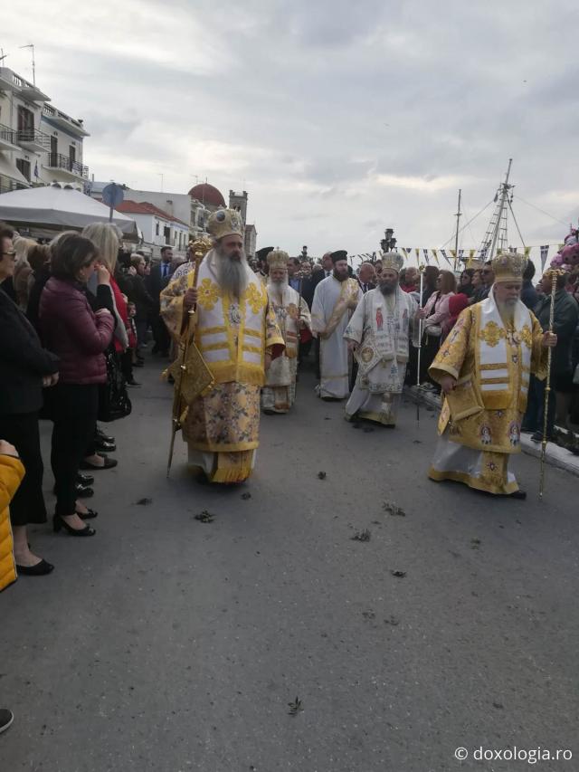 (Foto) Procesiune cu moaștele Sfântului Ierarh Nectarie în Insula Eghina – 9 noiembrie 2018