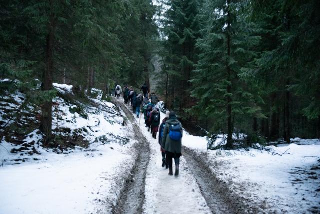 (Foto) Cu Steagul României și cu torțe aprinse – studenții au sărbătorit la Mănăstirea Putna încheierea Anului Centenar 