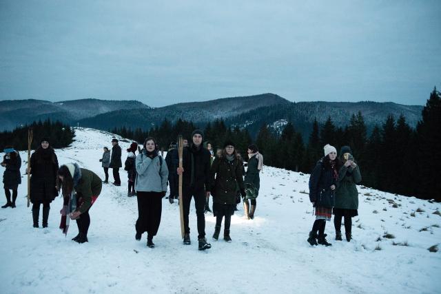 (Foto) Cu Steagul României și cu torțe aprinse – studenții au sărbătorit la Mănăstirea Putna încheierea Anului Centenar (Foto) Cu Steagul României și cu torțe aprinse – studenții au sărbătorit la Mănăstirea Putna încheierea Anului Centenar