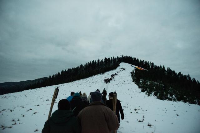 (Foto) Cu Steagul României și cu torțe aprinse – studenții au sărbătorit la Mănăstirea Putna încheierea Anului Centenar (Foto) Cu Steagul României și cu torțe aprinse – studenții au sărbătorit la Mănăstirea Putna încheierea Anului Centenar