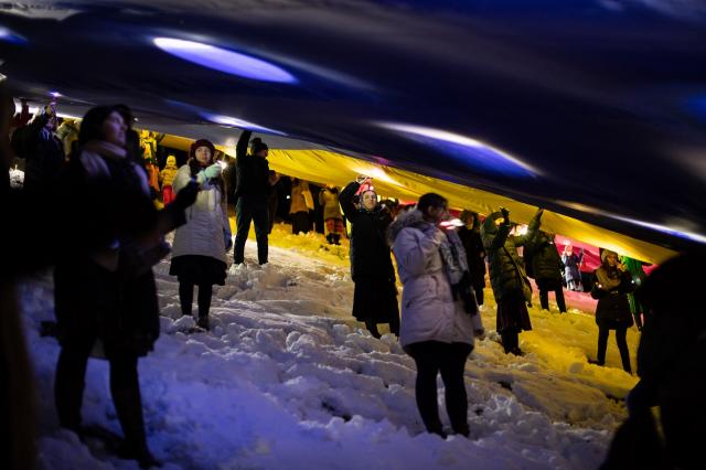 (Foto) Cu Steagul României și cu torțe aprinse – studenții au sărbătorit la Mănăstirea Putna încheierea Anului Centenar (Foto) Cu Steagul României și cu torțe aprinse – studenții au sărbătorit la Mănăstirea Putna încheierea Anului Centenar