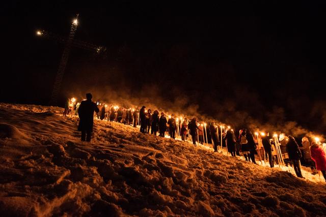 (Foto) Cu Steagul României și cu torțe aprinse – studenții au sărbătorit la Mănăstirea Putna încheierea Anului Centenar 