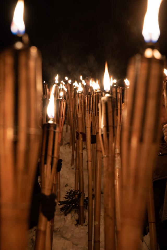 (Foto) Cu Steagul României și cu torțe aprinse – studenții au sărbătorit la Mănăstirea Putna încheierea Anului Centenar (Foto) Cu Steagul României și cu torțe aprinse – studenții au sărbătorit la Mănăstirea Putna încheierea Anului Centenar