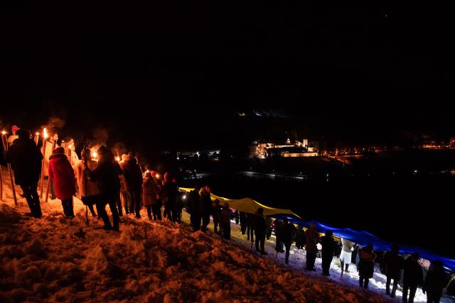 (Foto) Cu Steagul României și cu torțe aprinse – studenții au sărbătorit la Mănăstirea Putna încheierea Anului Centenar (Foto) Cu Steagul României și cu torțe aprinse – studenții au sărbătorit la Mănăstirea Putna încheierea Anului Centenar