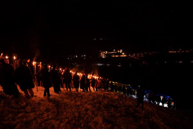 (Foto) Cu Steagul României și cu torțe aprinse – studenții au sărbătorit la Mănăstirea Putna încheierea Anului Centenar 