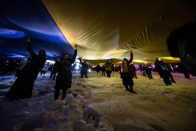 (Foto) Cu Steagul României și cu torțe aprinse – studenții au sărbătorit la Mănăstirea Putna încheierea Anului Centenar (Foto) Cu Steagul României și cu torțe aprinse – studenții au sărbătorit la Mănăstirea Putna încheierea Anului Centenar