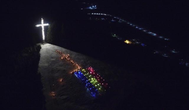 (Foto) Cu Steagul României și cu torțe aprinse – studenții au sărbătorit la Mănăstirea Putna încheierea Anului Centenar (Foto) Cu Steagul României și cu torțe aprinse – studenții au sărbătorit la Mănăstirea Putna încheierea Anului Centenar