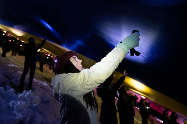 (Foto) Cu Steagul României și cu torțe aprinse – studenții au sărbătorit la Mănăstirea Putna încheierea Anului Centenar (Foto) Cu Steagul României și cu torțe aprinse – studenții au sărbătorit la Mănăstirea Putna încheierea Anului Centenar