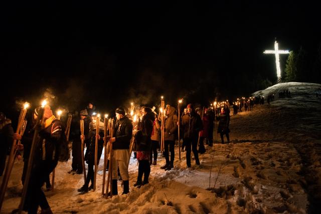 (Foto) Cu Steagul României și cu torțe aprinse – studenții au sărbătorit la Mănăstirea Putna încheierea Anului Centenar 