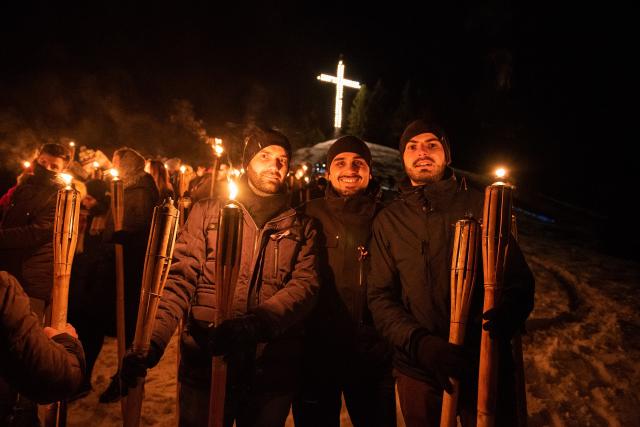 (Foto) Cu Steagul României și cu torțe aprinse – studenții au sărbătorit la Mănăstirea Putna încheierea Anului Centenar (Foto) Cu Steagul României și cu torțe aprinse – studenții au sărbătorit la Mănăstirea Putna încheierea Anului Centenar