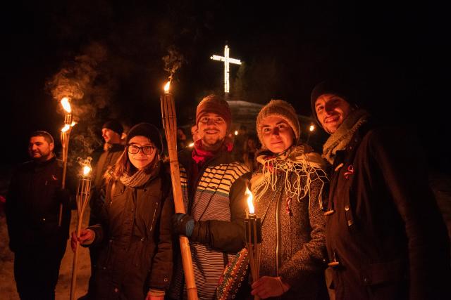 (Foto) Cu Steagul României și cu torțe aprinse – studenții au sărbătorit la Mănăstirea Putna încheierea Anului Centenar 