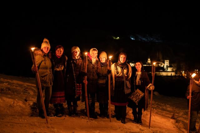 (Foto) Cu Steagul României și cu torțe aprinse – studenții au sărbătorit la Mănăstirea Putna încheierea Anului Centenar (Foto) Cu Steagul României și cu torțe aprinse – studenții au sărbătorit la Mănăstirea Putna încheierea Anului Centenar