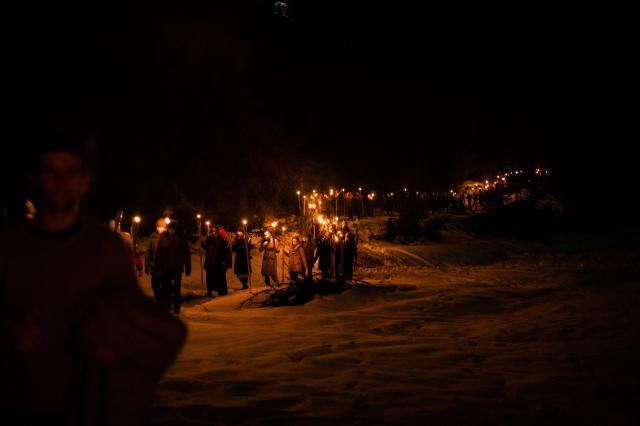 (Foto) Cu Steagul României și cu torțe aprinse – studenții au sărbătorit la Mănăstirea Putna încheierea Anului Centenar 